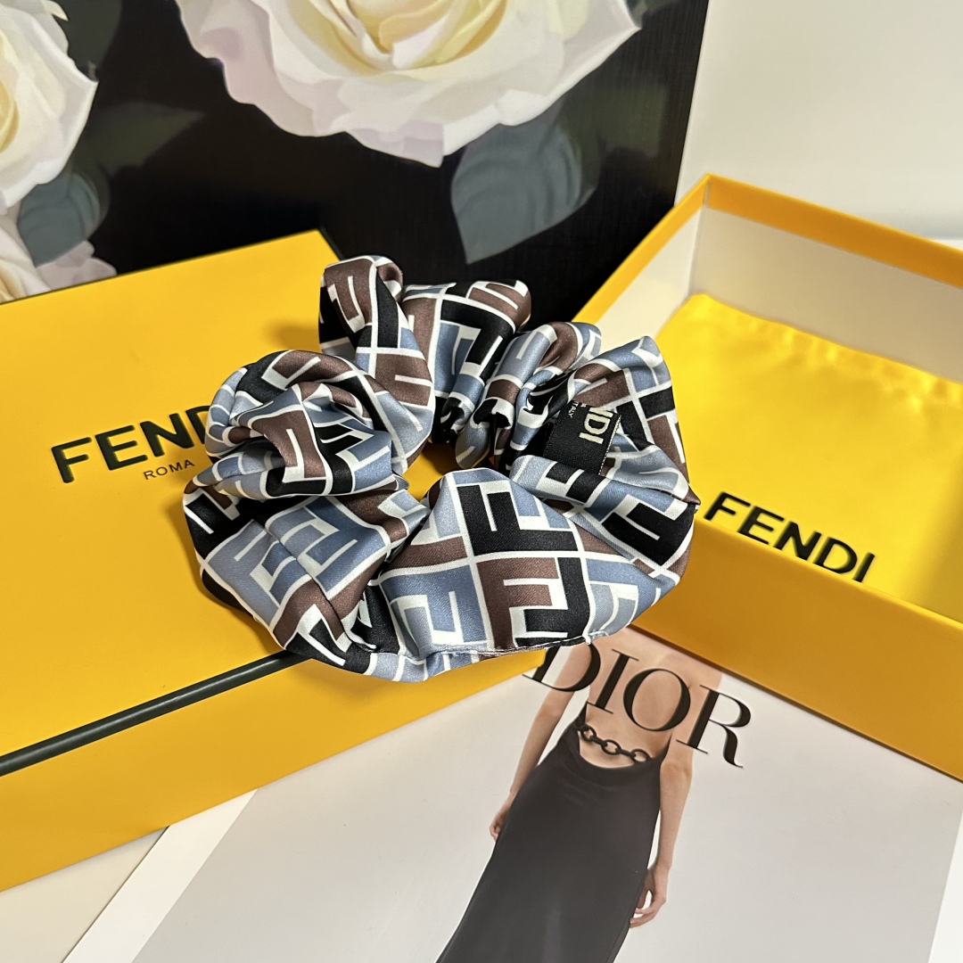  （单个）配全套包装
FENDI（芬迪）爆款真丝发圈，专柜款出货
一看就特别高档 超级百搭 必须自留