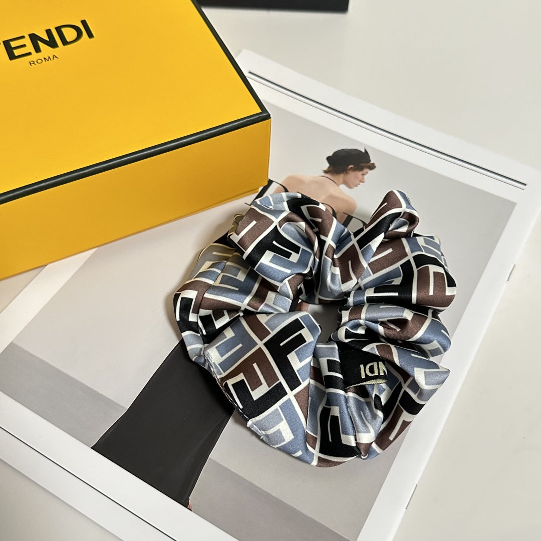  （单个）配全套包装
FENDI（芬迪）爆款真丝发圈，专柜款出货
一看就特别高档 超级百搭 必须自留