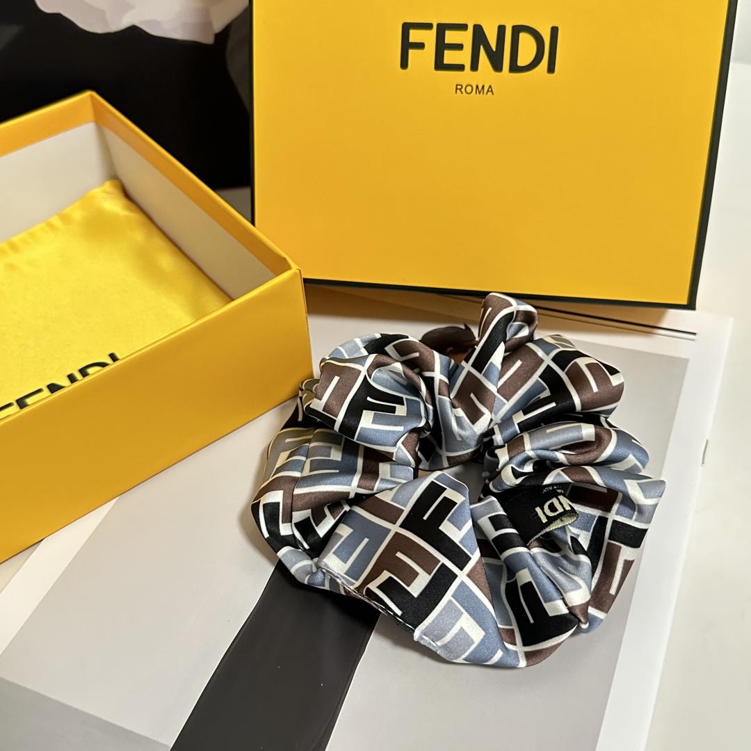  （单个）配全套包装
FENDI（芬迪）爆款真丝发圈，专柜款出货
一看就特别高档 超级百搭 必须自留