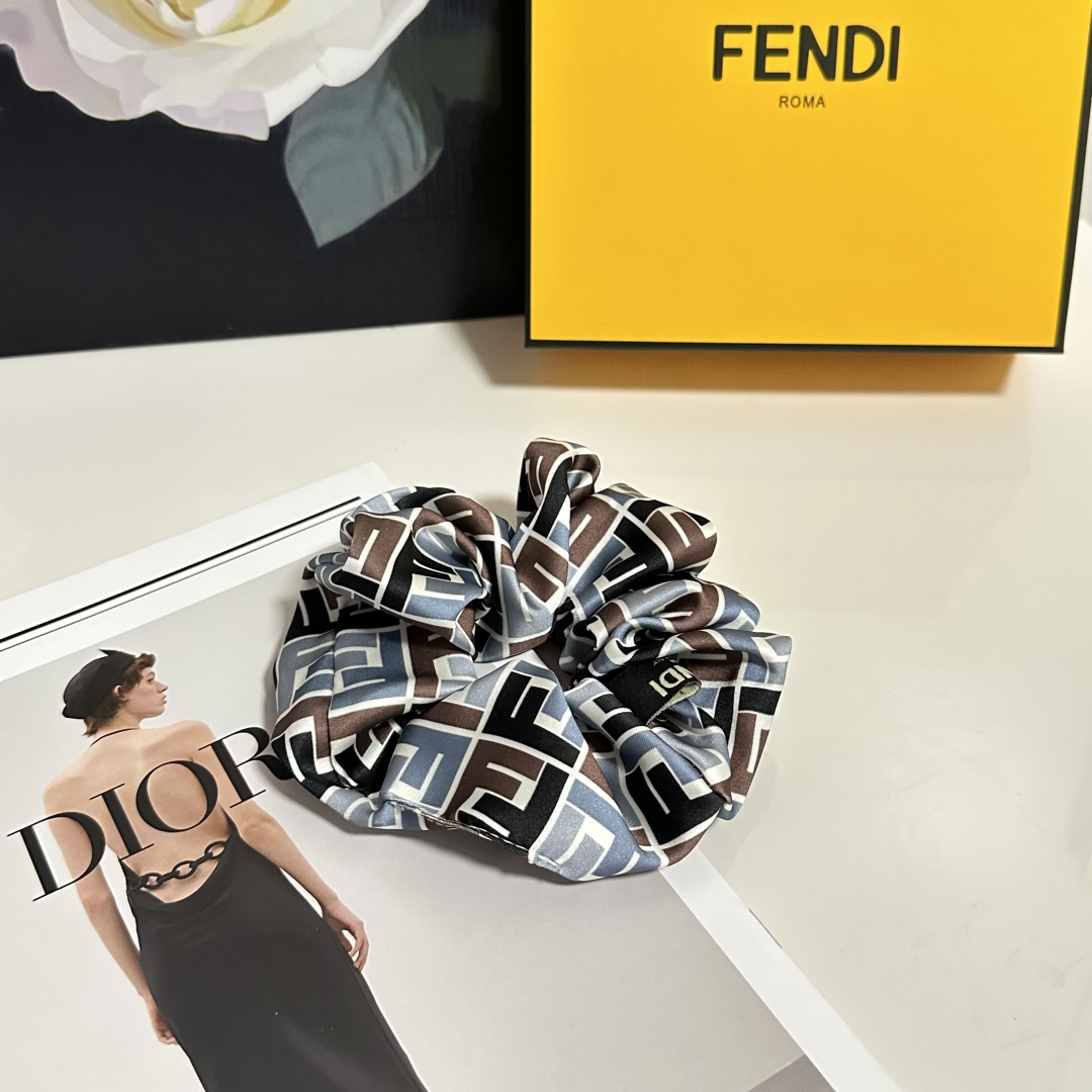  （单个）配全套包装
FENDI（芬迪）爆款真丝发圈，专柜款出货
一看就特别高档 超级百搭 必须自留