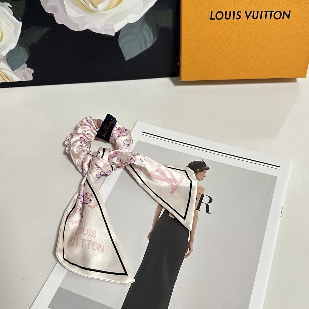 NO:367538,Special package LV (Louis Vuitton) classic silk hair ring, very beautiful on the head or on the hands, fashionable and versatile must-have items for hairpins, hairpins, louis vuitton, louis vuitton, real silk, hairpins19860909特 配包装 LV（路易威登）经典真丝发圈 带头上或者手上都非常好看 时尚百搭人手必备单品发夹,发夹,louis vuitton,louis vuitton,real silk,hairpins,accessory