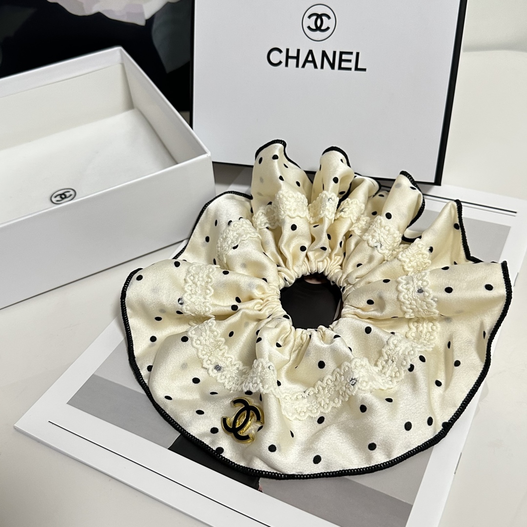  配专柜包装
Chanel（香奈儿）最新小香风发圈
小仙女快入手
特殊材质 不嘞头
可盐可甜～