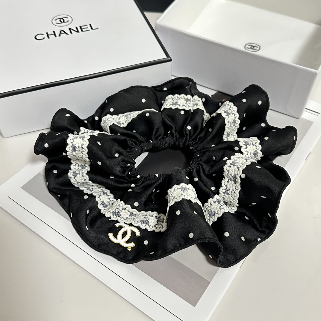  配专柜包装
Chanel（香奈儿）最新小香风发圈
小仙女快入手
特殊材质 不嘞头
可盐可甜～