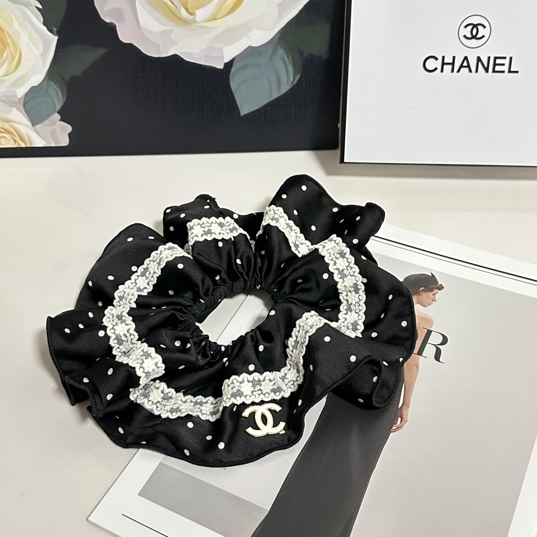  配专柜包装
Chanel（香奈儿）最新小香风发圈
小仙女快入手
特殊材质 不嘞头
可盐可甜～