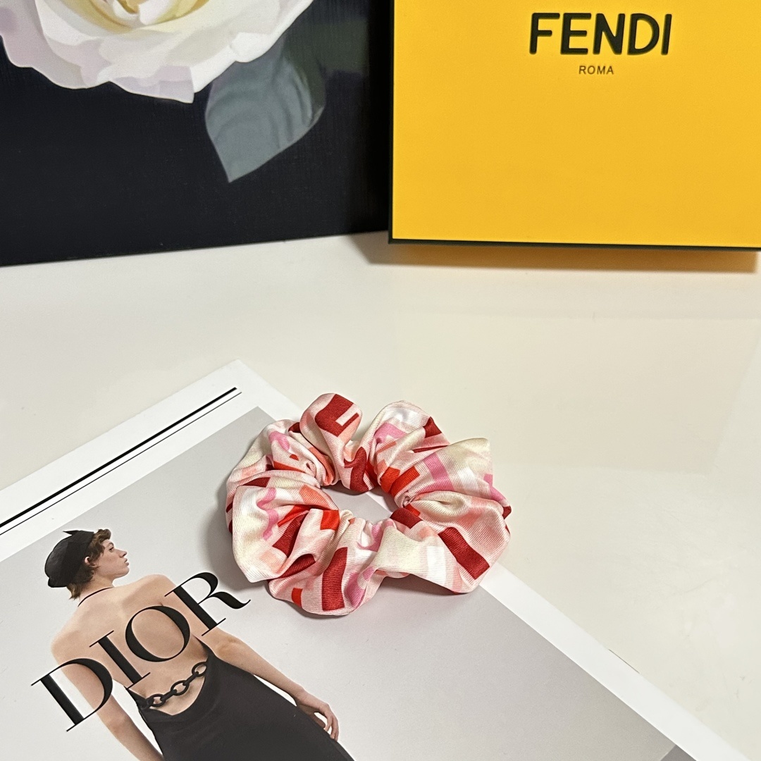 配专柜包装
Fendi(芬迪)最新FF发圈
小仙女快入手
特殊材质 不嘞头
可盐可甜~