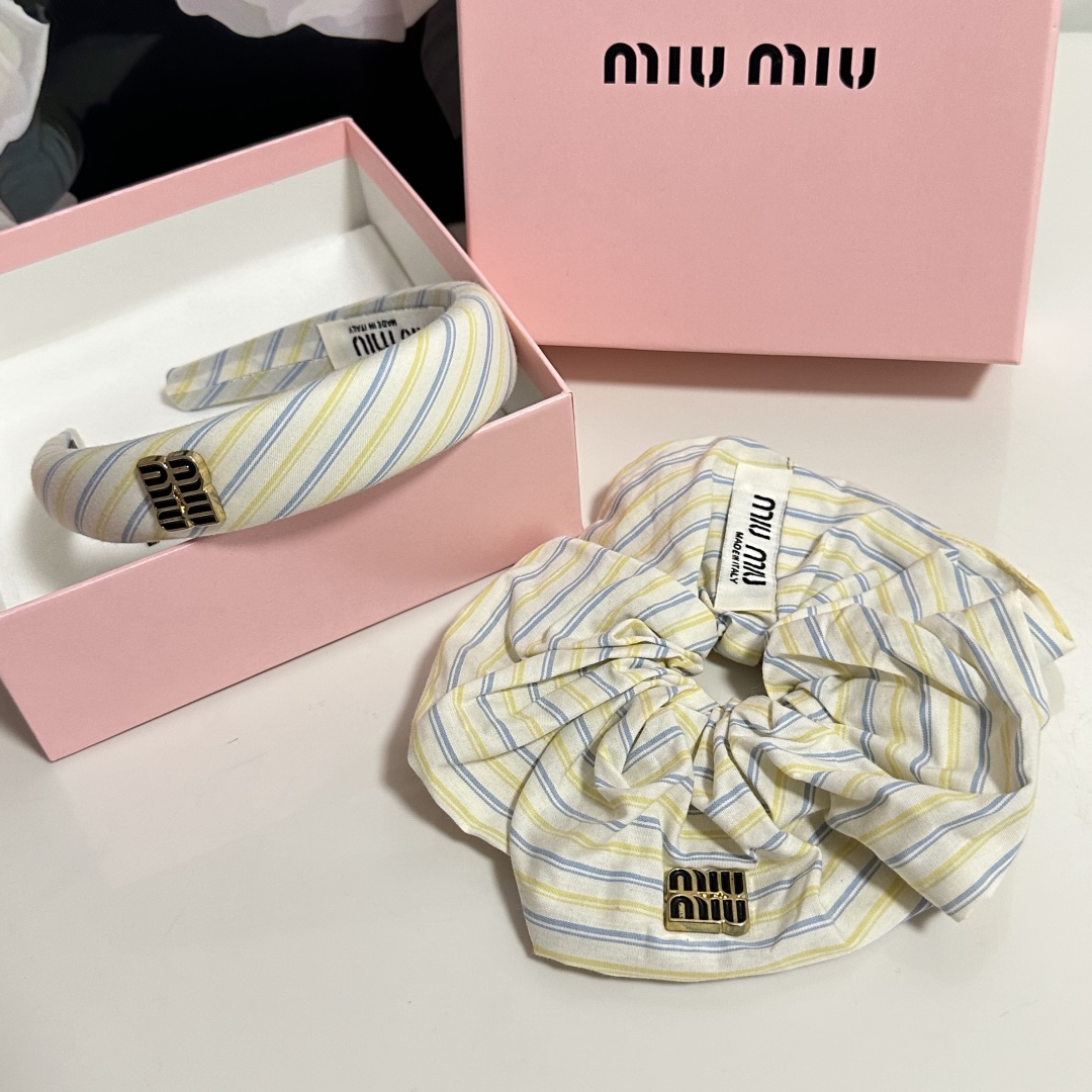  （两件套）配专柜包装 
MiuMiu（缪缪）最新爆款来啦✨💫格子两件套发箍➕发圈
优雅的girl值得入