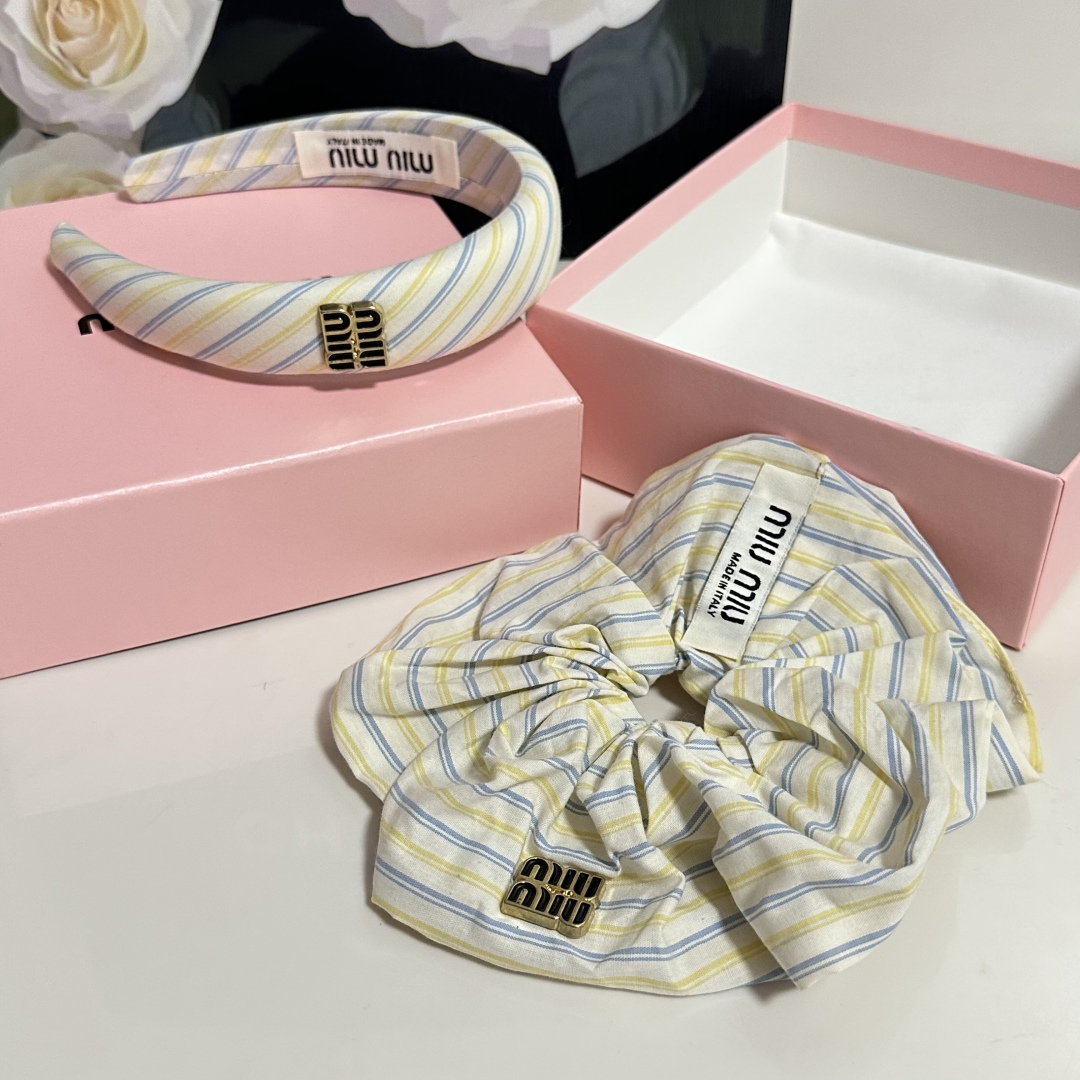  （两件套）配专柜包装 
MiuMiu（缪缪）最新爆款来啦✨💫格子两件套发箍➕发圈
优雅的girl值得入