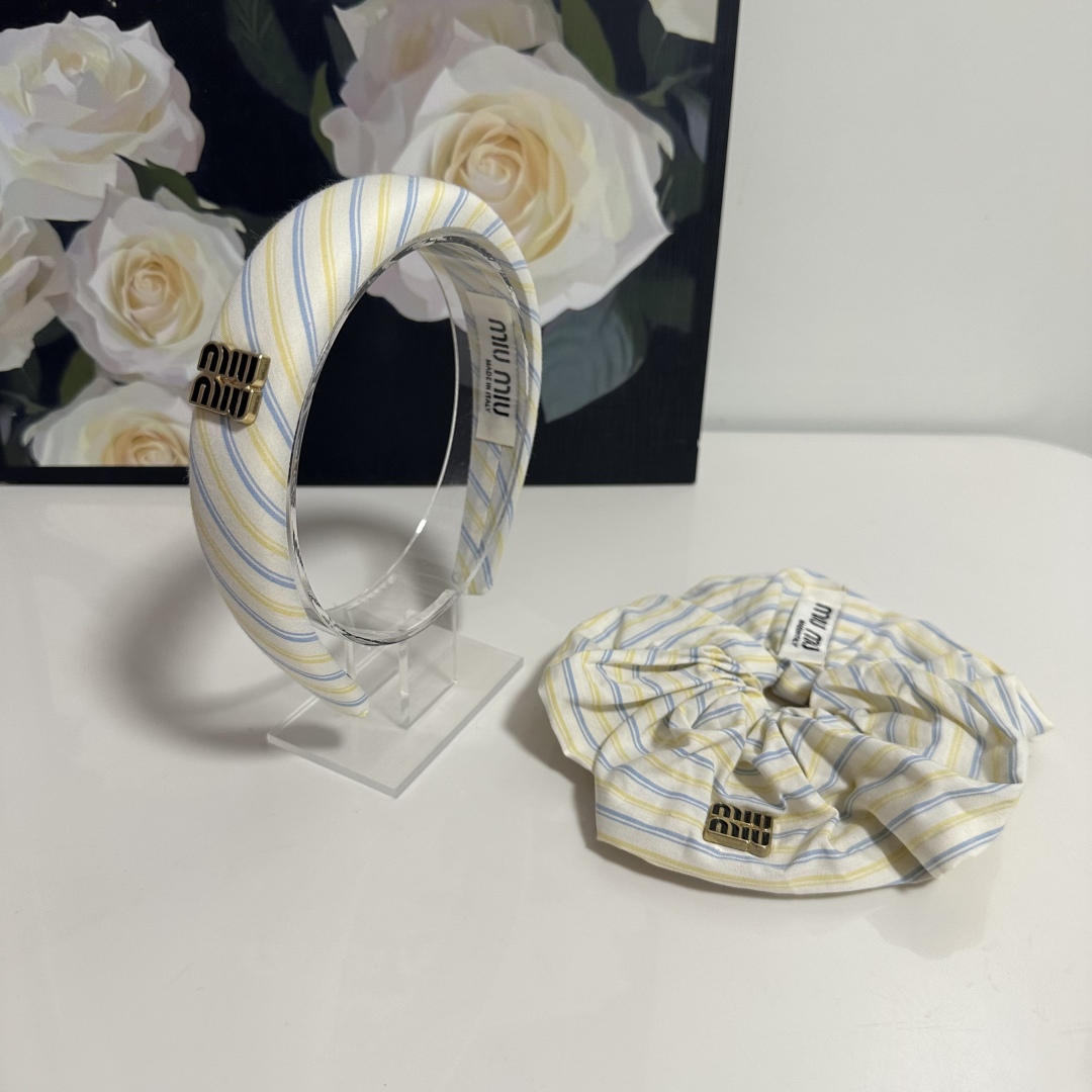  （两件套）配专柜包装 
MiuMiu（缪缪）最新爆款来啦✨💫格子两件套发箍➕发圈
优雅的girl值得入