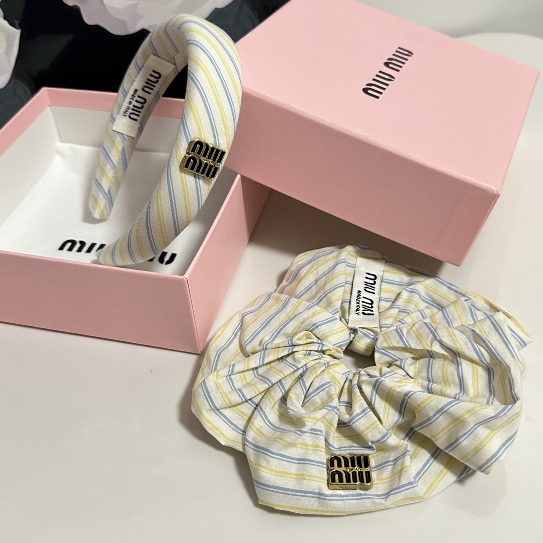  （两件套）配专柜包装 
MiuMiu（缪缪）最新爆款来啦✨💫格子两件套发箍➕发圈
优雅的girl值得入