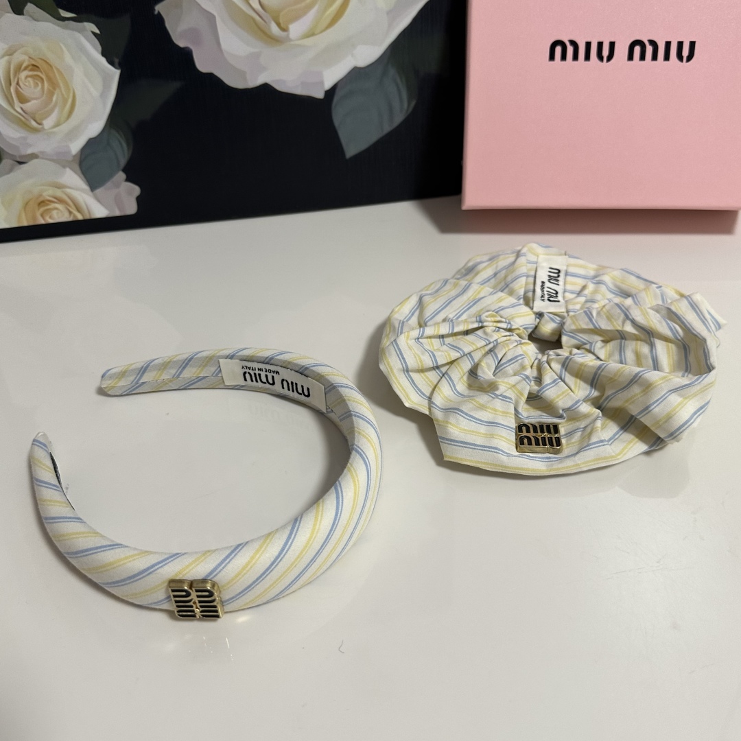  （两件套）配专柜包装 
MiuMiu（缪缪）最新爆款来啦✨💫格子两件套发箍➕发圈
优雅的girl值得入