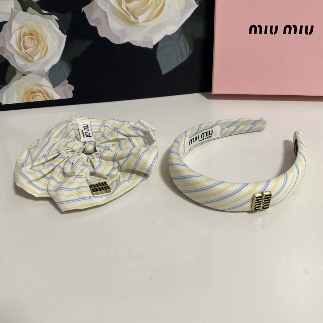  （两件套）配专柜包装 
MiuMiu（缪缪）最新爆款来啦✨💫格子两件套发箍➕发圈
优雅的girl值得入