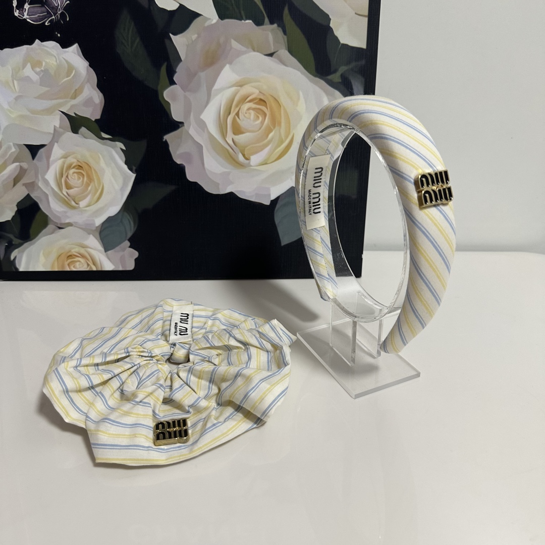  （两件套）配专柜包装 
MiuMiu（缪缪）最新爆款来啦✨💫格子两件套发箍➕发圈
优雅的girl值得入