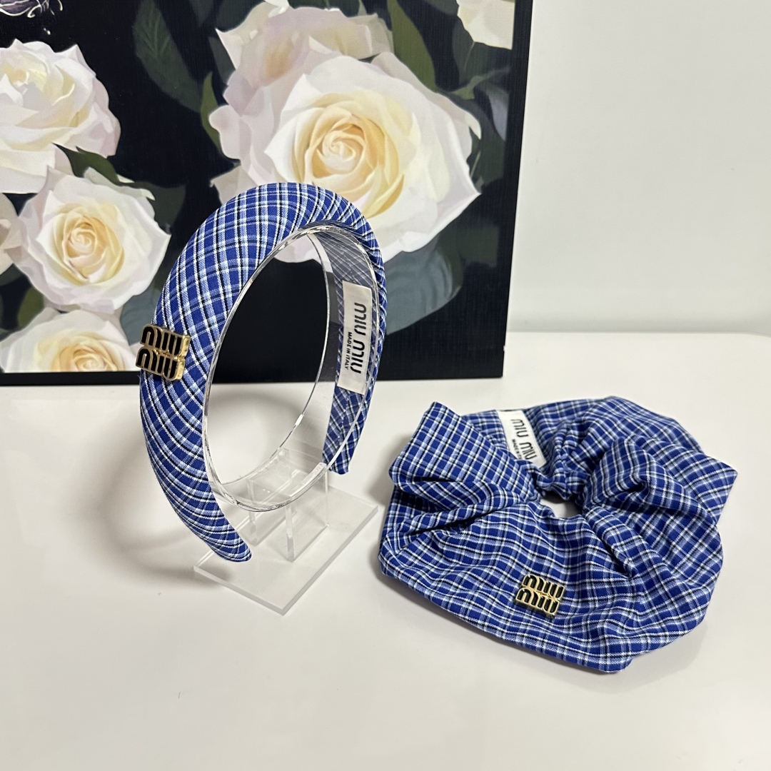  （两件套）配专柜包装 
MiuMiu（缪缪）最新爆款来啦✨💫格子两件套发箍➕发圈
优雅的girl值得入