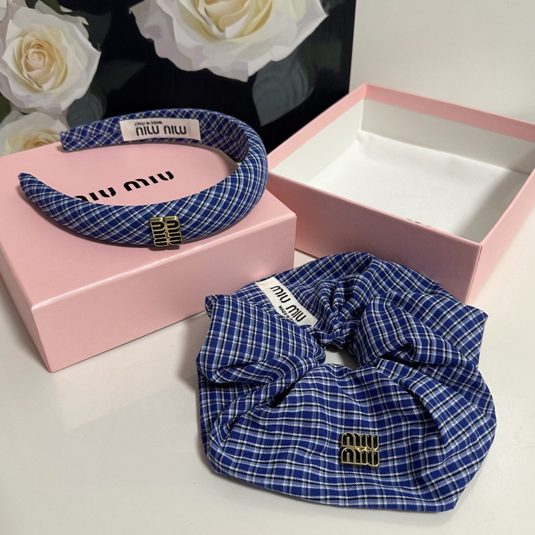  （两件套）配专柜包装 
MiuMiu（缪缪）最新爆款来啦✨💫格子两件套发箍➕发圈
优雅的girl值得入