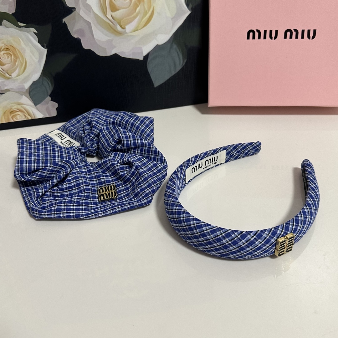  （两件套）配专柜包装 
MiuMiu（缪缪）最新爆款来啦✨💫格子两件套发箍➕发圈
优雅的girl值得入