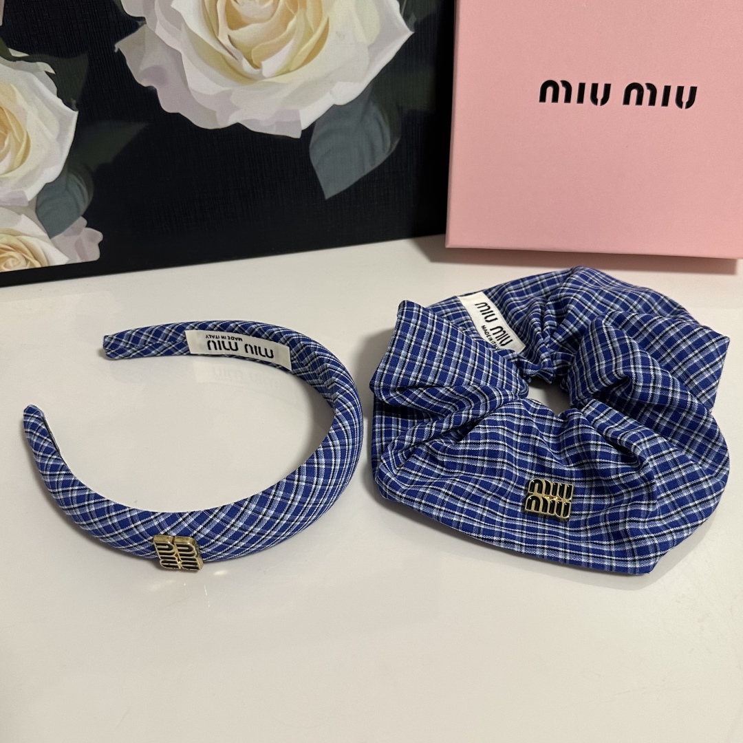  （两件套）配专柜包装 
MiuMiu（缪缪）最新爆款来啦✨💫格子两件套发箍➕发圈
优雅的girl值得入