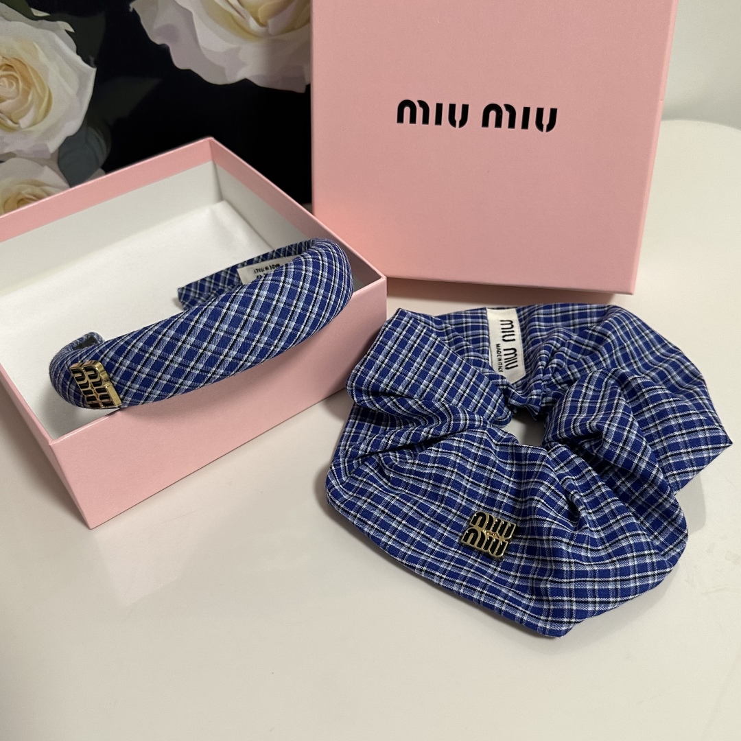  （两件套）配专柜包装 
MiuMiu（缪缪）最新爆款来啦✨💫格子两件套发箍➕发圈
优雅的girl值得入