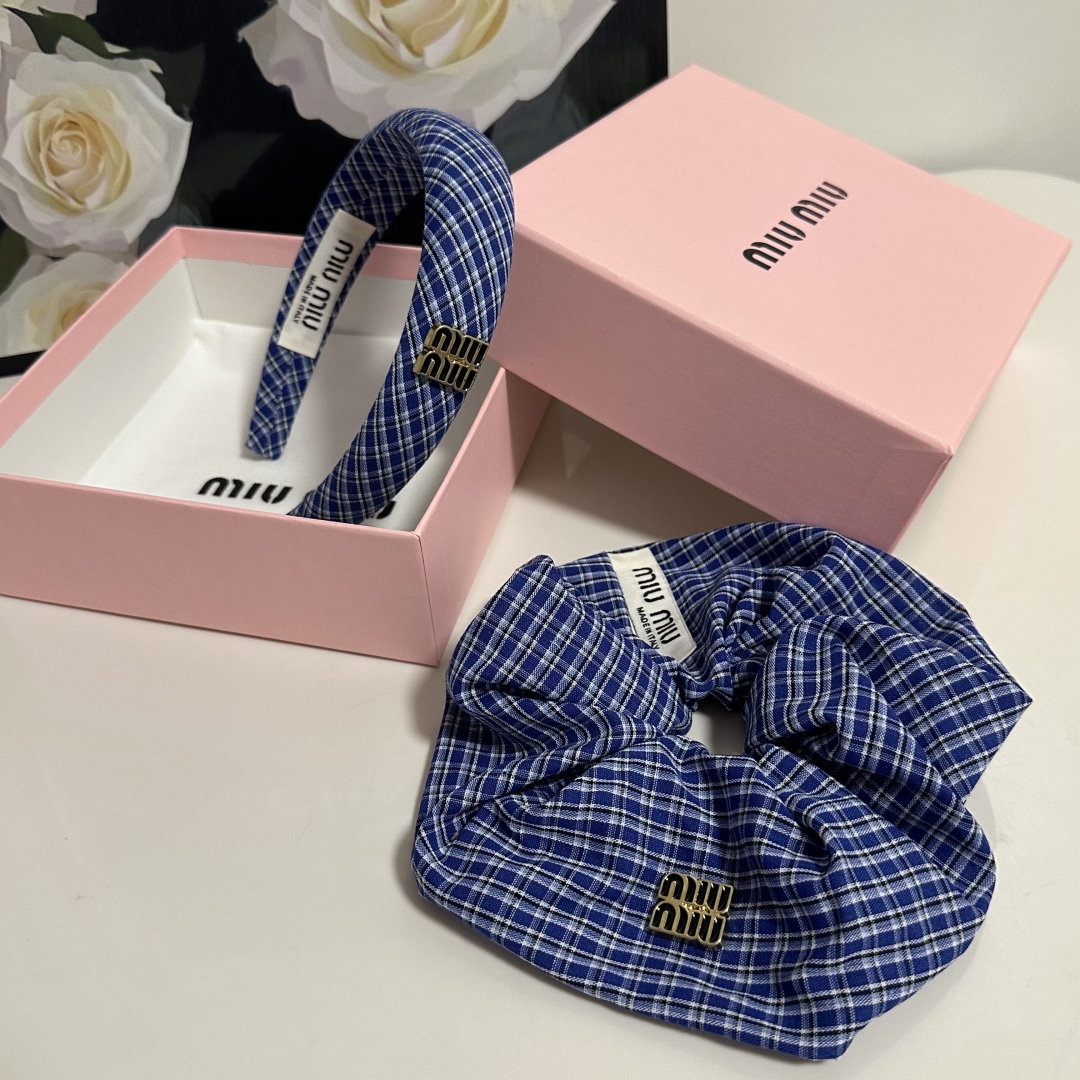 （两件套）配专柜包装 
MiuMiu（缪缪）最新爆款来啦✨💫格子两件套发箍➕发圈
优雅的girl值得入