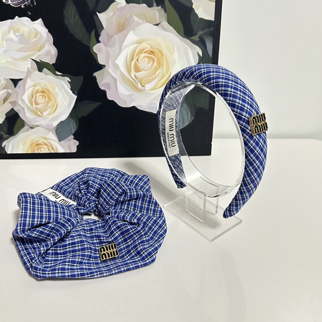  （两件套）配专柜包装 
MiuMiu（缪缪）最新爆款来啦✨💫格子两件套发箍➕发圈
优雅的girl值得入