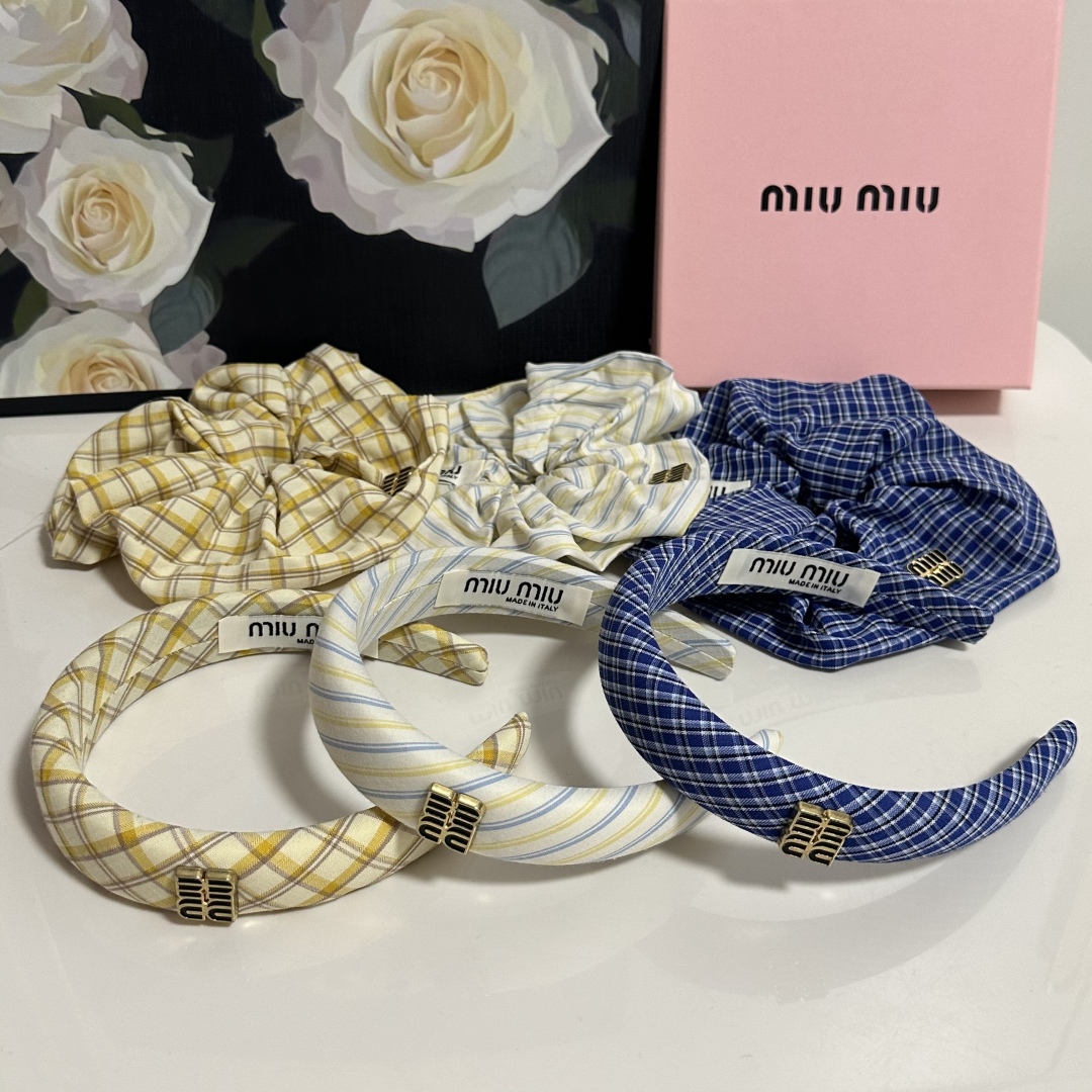 （两件套）配专柜包装 
MiuMiu（缪缪）最新爆款来啦✨💫格子两件套发箍➕发圈
优雅的girl值得入