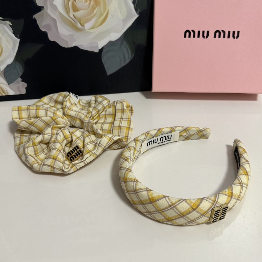  （两件套）配专柜包装 
MiuMiu（缪缪）最新爆款来啦✨💫格子两件套发箍➕发圈
优雅的girl值得入