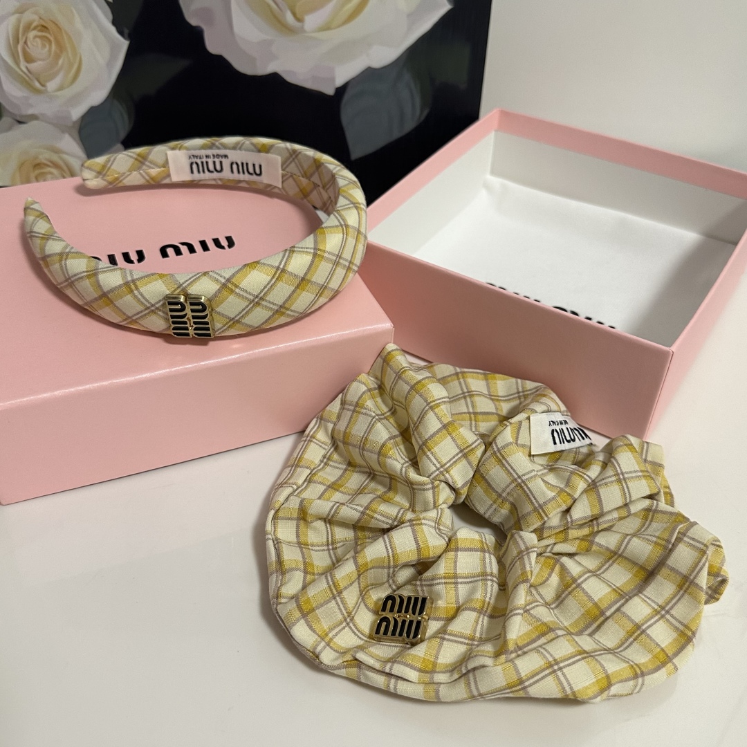  （两件套）配专柜包装 
MiuMiu（缪缪）最新爆款来啦✨💫格子两件套发箍➕发圈
优雅的girl值得入