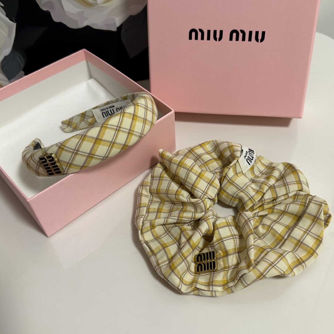 （两件套）配专柜包装 
MiuMiu（缪缪）最新爆款来啦✨💫格子两件套发箍➕发圈
优雅的girl值得入