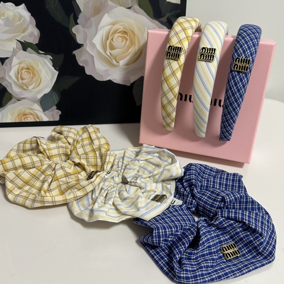  （两件套）配专柜包装 
MiuMiu（缪缪）最新爆款来啦✨💫格子两件套发箍➕发圈
优雅的girl值得入
