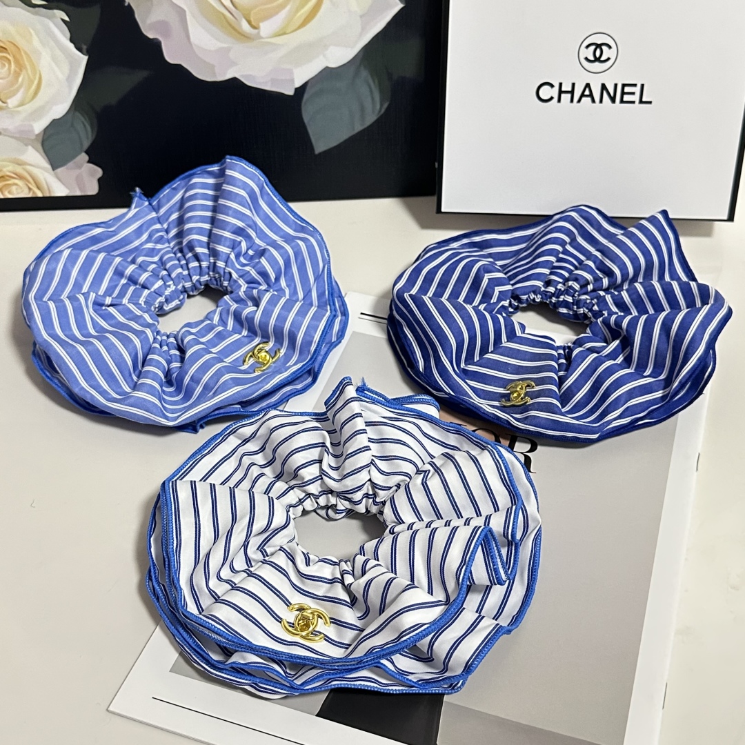  配专柜包装
Chanel（香奈儿）最新小香风发圈
小仙女快入手
特殊材质 不嘞头
可盐可甜～