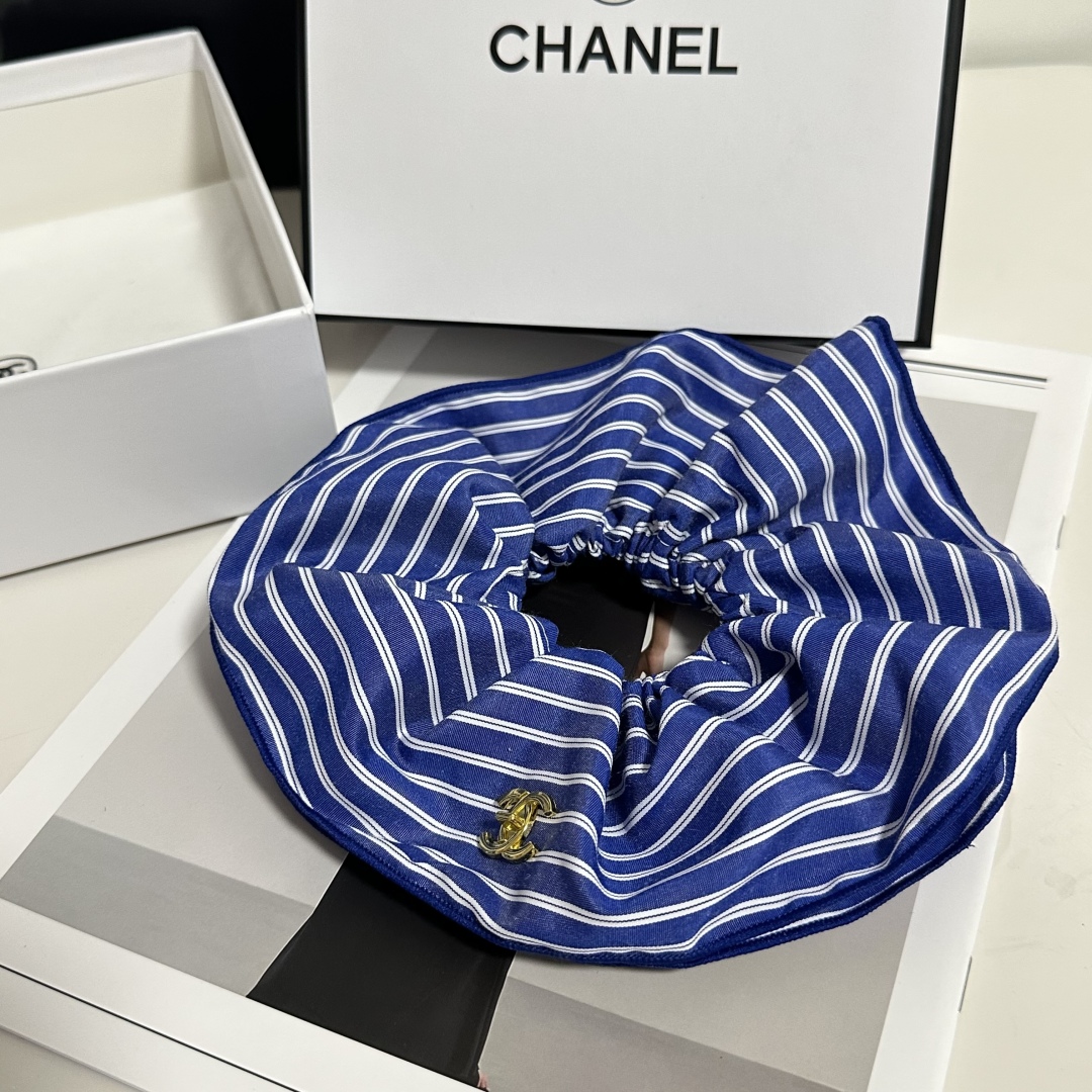  配专柜包装
Chanel（香奈儿）最新小香风发圈
小仙女快入手
特殊材质 不嘞头
可盐可甜～