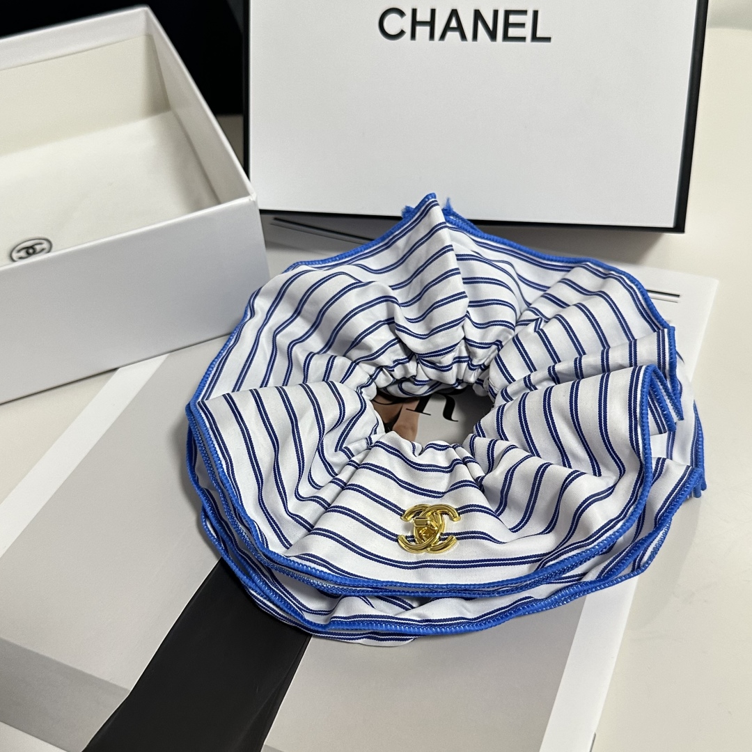  配专柜包装
Chanel（香奈儿）最新小香风发圈
小仙女快入手
特殊材质 不嘞头
可盐可甜～