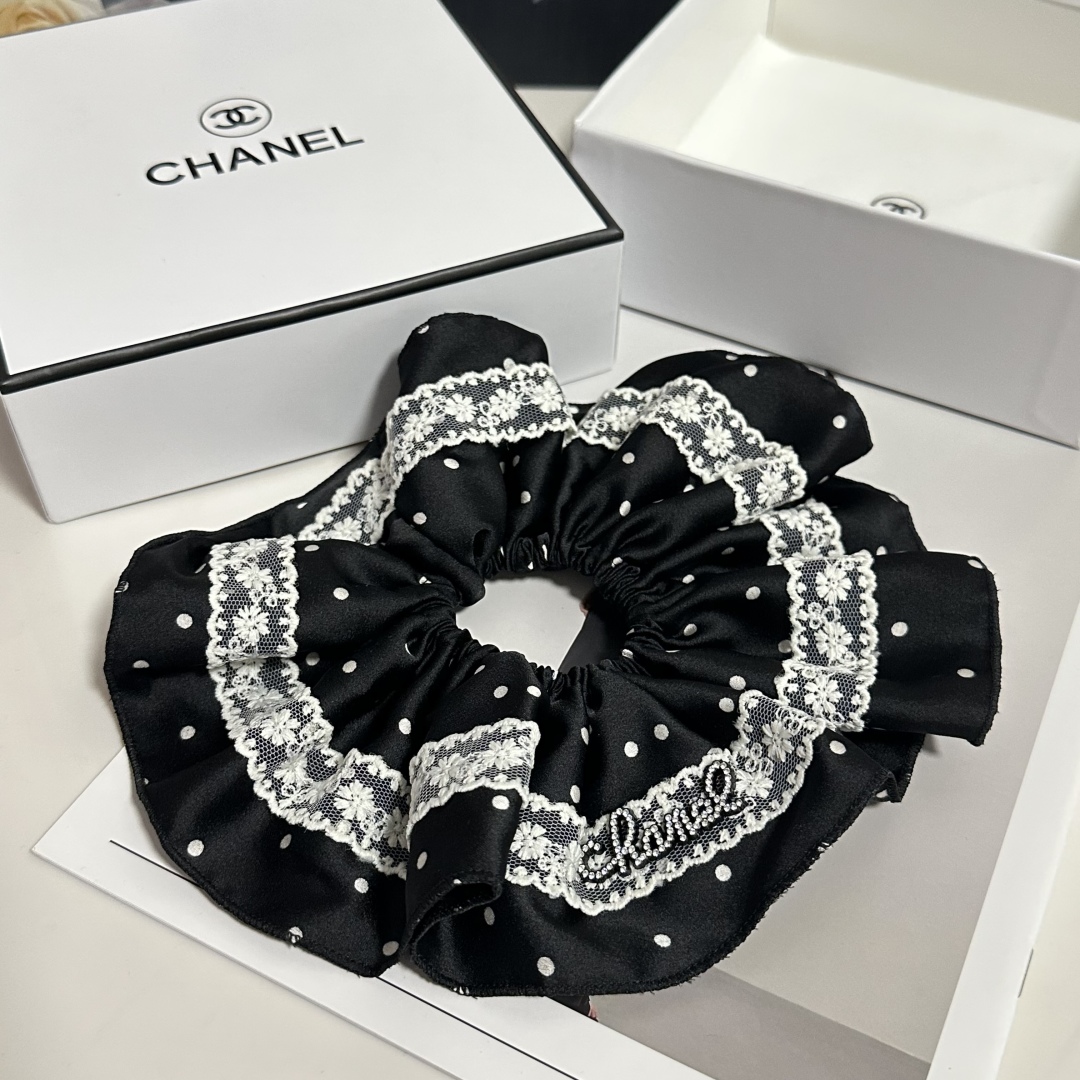 配专柜包装
Chanel（香奈儿）最新小香风发圈
小仙女快入手
特殊材质 不嘞头
可盐可甜～