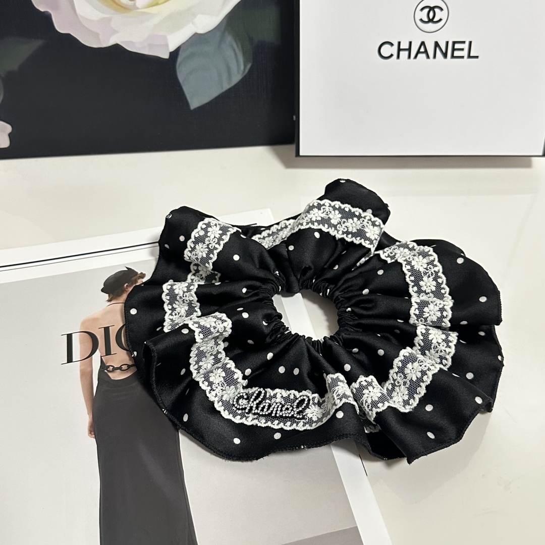  配专柜包装
Chanel（香奈儿）最新小香风发圈
小仙女快入手
特殊材质 不嘞头
可盐可甜～