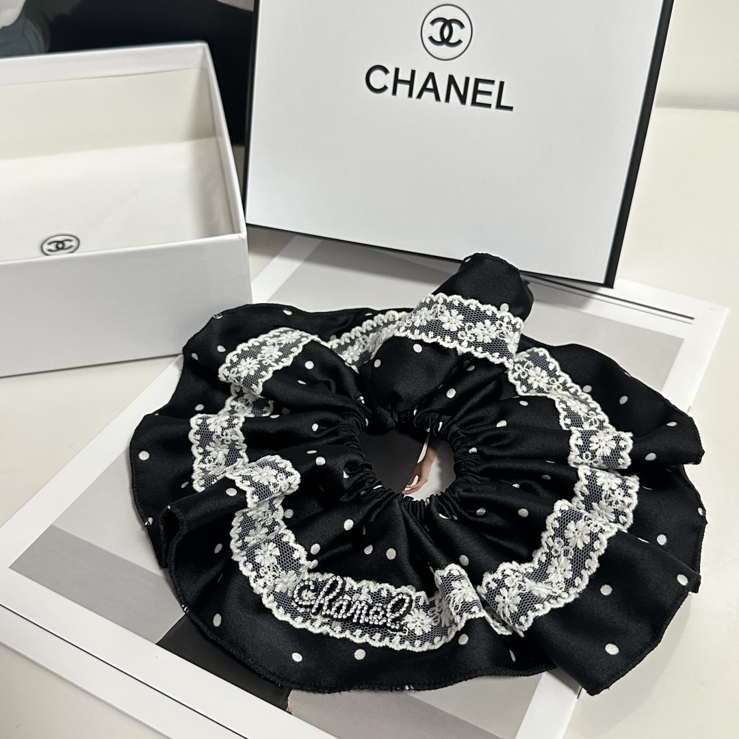  配专柜包装
Chanel（香奈儿）最新小香风发圈
小仙女快入手
特殊材质 不嘞头
可盐可甜～