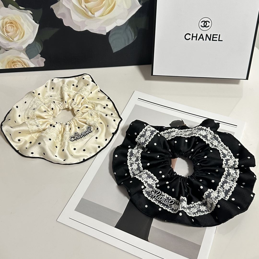  配专柜包装
Chanel（香奈儿）最新小香风发圈
小仙女快入手
特殊材质 不嘞头
可盐可甜～