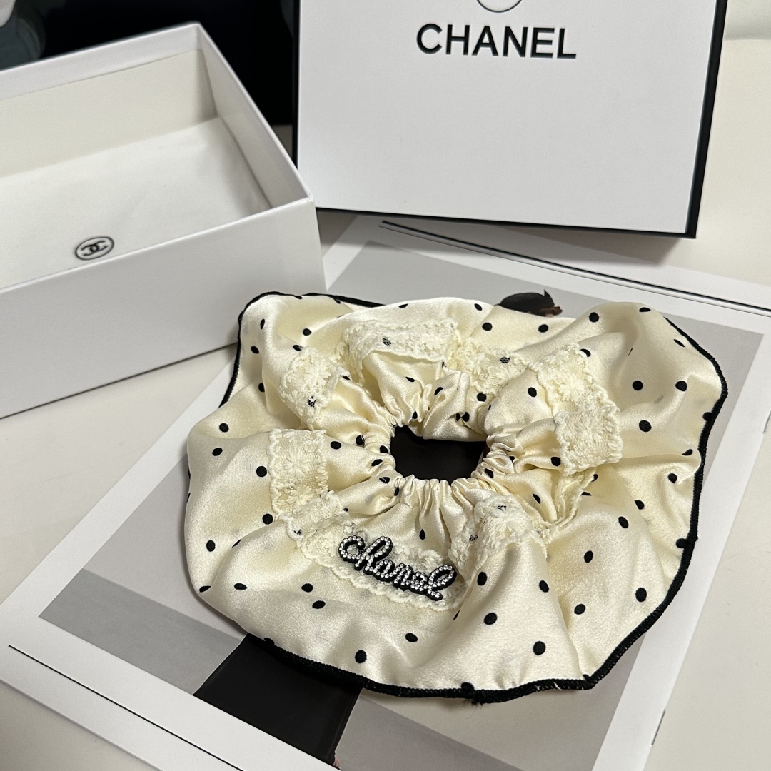  配专柜包装
Chanel（香奈儿）最新小香风发圈
小仙女快入手
特殊材质 不嘞头
可盐可甜～