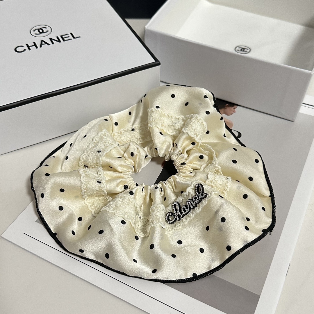  配专柜包装
Chanel（香奈儿）最新小香风发圈
小仙女快入手
特殊材质 不嘞头
可盐可甜～