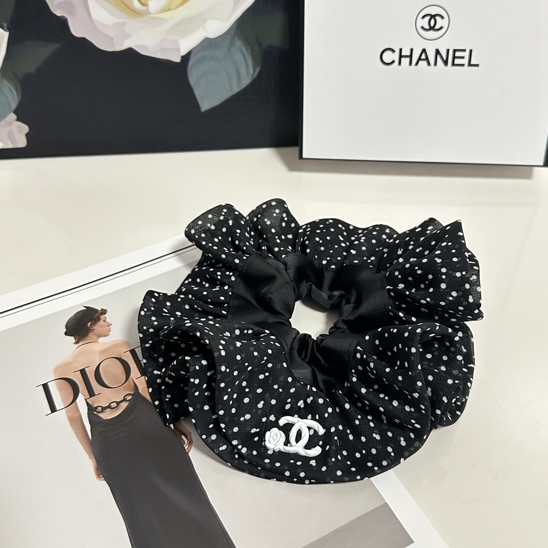  配专柜包装
Chanel（香奈儿）最新小香风发圈
小仙女快入手
特殊材质 不嘞头
可盐可甜～