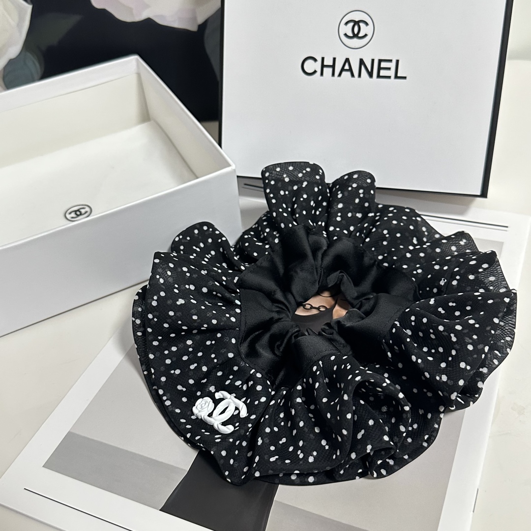  配专柜包装
Chanel（香奈儿）最新小香风发圈
小仙女快入手
特殊材质 不嘞头
可盐可甜～