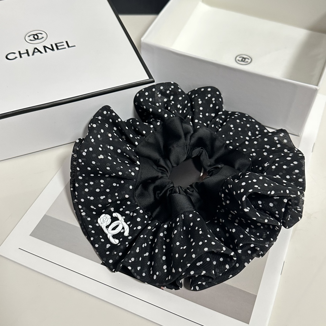  配专柜包装
Chanel（香奈儿）最新小香风发圈
小仙女快入手
特殊材质 不嘞头
可盐可甜～