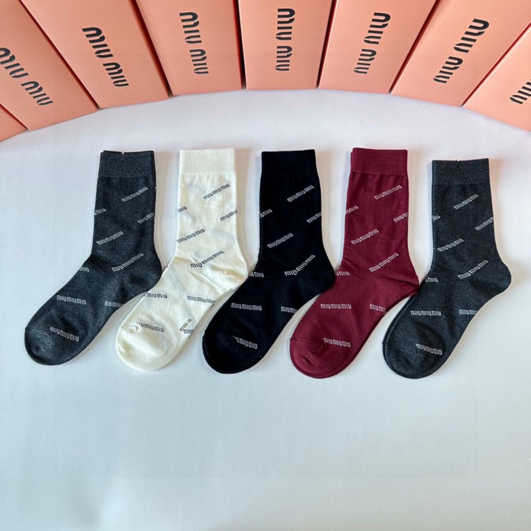 NO:355918,Specially equipped with counter packaging MiuMiu (MuMiu) new mid-length stacked socks and socks!  One box of five pairs, counter synchronous socks, big brands on the street, trendy people must have super easy to match socks, stockings, socks, miumiu, socks19860909特 配专柜包装 MiuMiu（缪缪）新款中长款堆堆袜袜子！一盒五双,专柜同步筒袜袜子,大牌出街,潮人必备超好搭袜子,丝袜,袜子,miumiu,socks,accessory