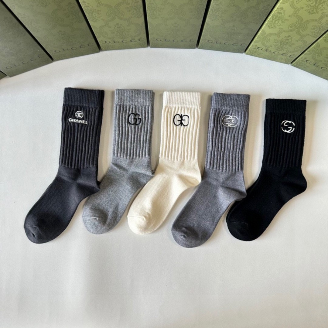 NO:355807,Specially equipped with counter packaging Gucci's new cashmere mid-length stacked socks!  One box of five pairs, counter synchronous socks, big brands on the street, trendy people must have super easy to match socks, stockings, socks, gucci, gucci, socks19860909特 配专柜包装 Gucci（古驰）新款羊绒中长款堆堆袜袜子！一盒五双,专柜同步筒袜袜子,大牌出街,潮人必备超好搭袜子,丝袜,袜子,gucci,gucci,socks,accessory