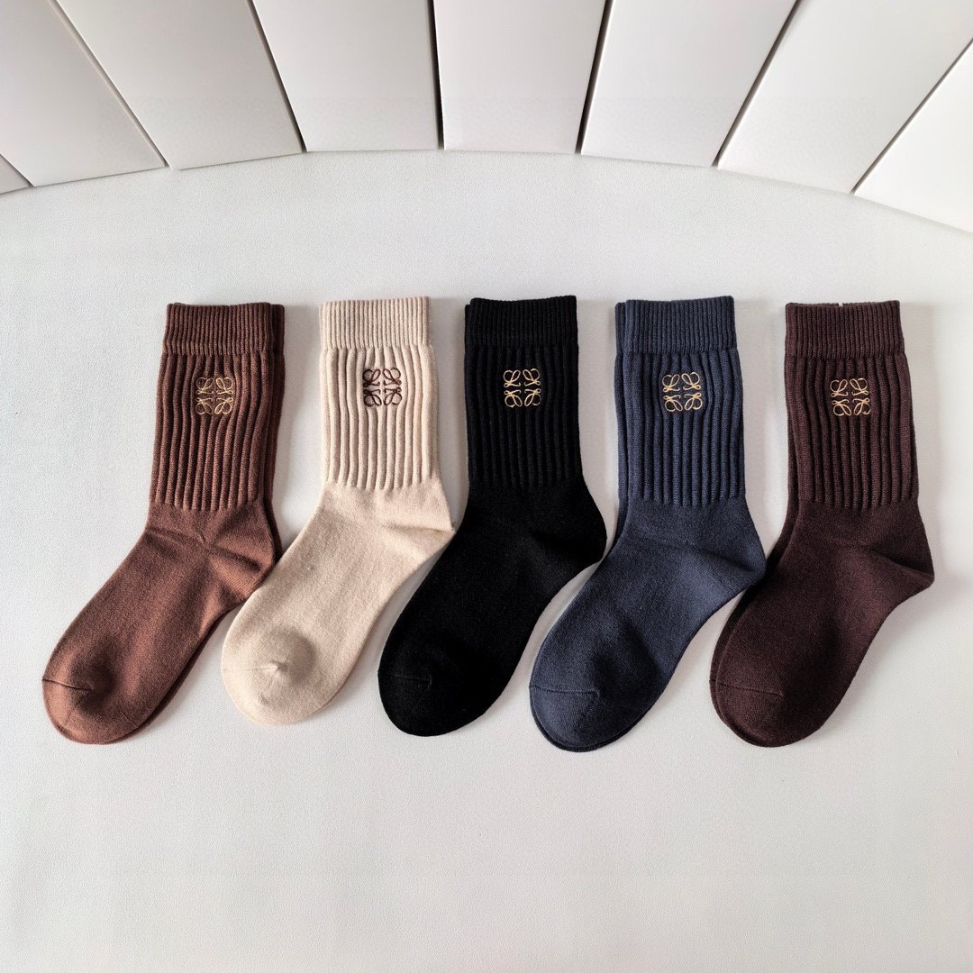NO:355825,Special counter packaging LOEWE (Luo Yiwei) new embroidered cashmere mid-length stacked socks!  One box of five pairs, counter synchronous socks, big brands go out on the street, trendy people must have super easy to match socks, stockings, socks, loewe, loewe, socks19860909特配专柜包装 LOEWE（罗意威）新款刺绣羊绒中长款堆堆袜袜子！一盒五双,专柜同步筒袜袜子,大牌出街,潮人必备超好搭袜子,丝袜,袜子,loewe,loewe,socks,accessory