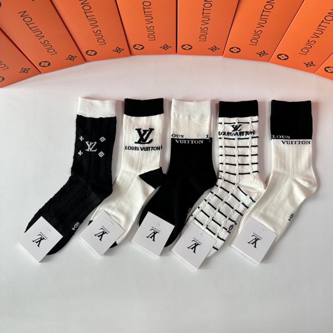 NO:355843,Special counter packaging LV (Louis Vuitton) new mid-length stacked socks and socks!  One box of five pairs, counter synchronous socks, big brands go out on the street, trendy people must have super easy to match socks, stockings, socks, louis vuitton, louis vuitton, socks19860909特配专柜包装 LV（路易威登）新款中长款堆堆袜袜子！一盒五双,专柜同步筒袜袜子,大牌出街,潮人必备超好搭袜子,丝袜,袜子,louis vuitton,louis vuitton,socks,accessory