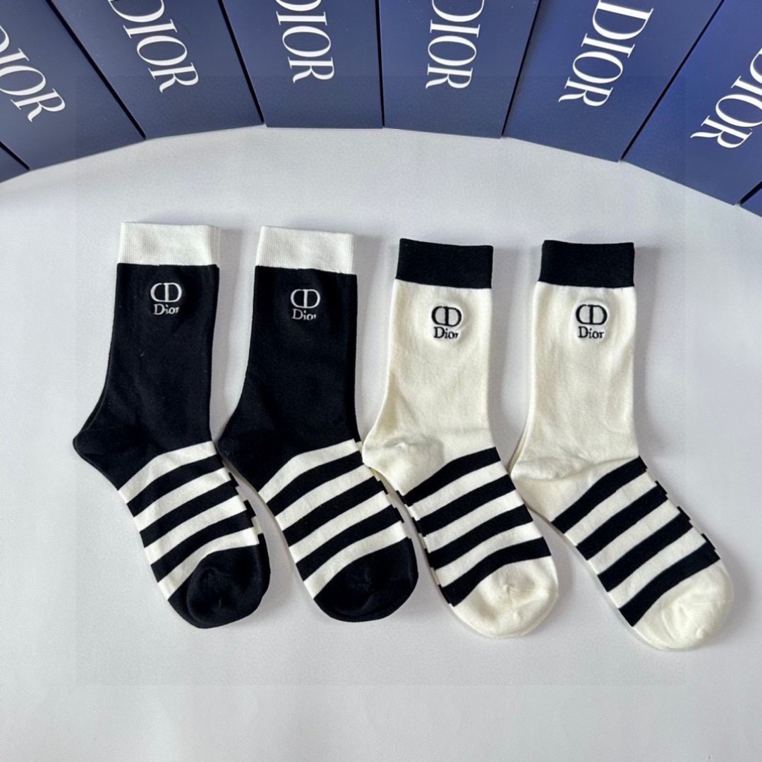 NO:355954,Specially equipped with counter packaging DIOR new mid-length embroidered socks and socks!  One box and four pairs, counter synchronous socks, big brands on the street, trendy people must have super easy to match socks, stockings, socks, dior, dior, socks19860909特 配专柜包装 DIOR（迪奥）新款中长款刺绣款堆堆袜袜子！一盒四双,专柜同步筒袜袜子,大牌出街,潮人必备超好搭袜子,丝袜,袜子,dior,dior,socks,accessory
