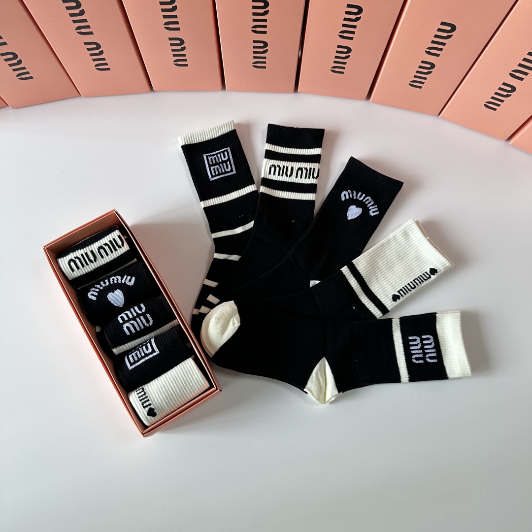 💛配专柜包装MiuMiu（缪缪）新款中长款堆堆袜袜子！一盒五双，专柜同步筒袜袜子，💛大牌出街，潮人必备🔥