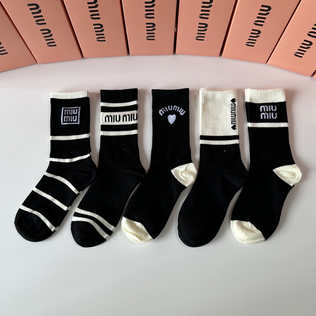 💛配专柜包装MiuMiu（缪缪）新款中长款堆堆袜袜子！一盒五双，专柜同步筒袜袜子，💛大牌出街，潮人必备🔥