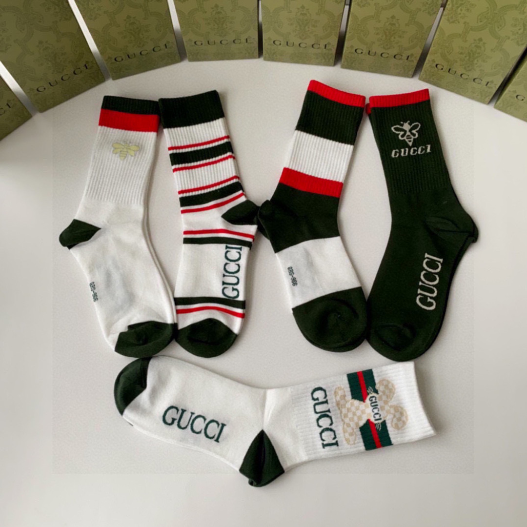  💛配专柜包装
Gucci（古驰）新款中长款堆堆袜袜子！一盒五双，专柜同步筒袜袜子，💛大牌出街，潮人必备