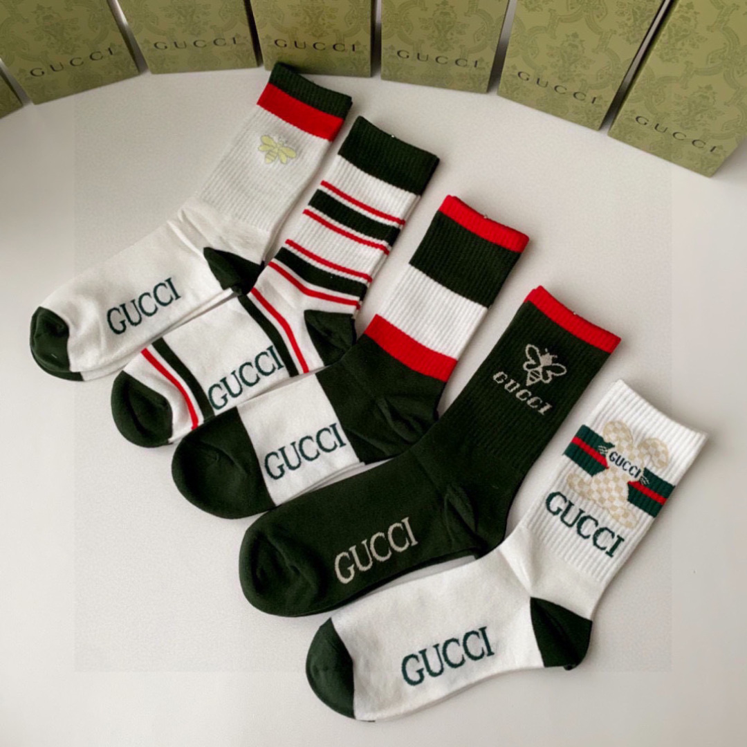  💛配专柜包装
Gucci（古驰）新款中长款堆堆袜袜子！一盒五双，专柜同步筒袜袜子，💛大牌出街，潮人必备
