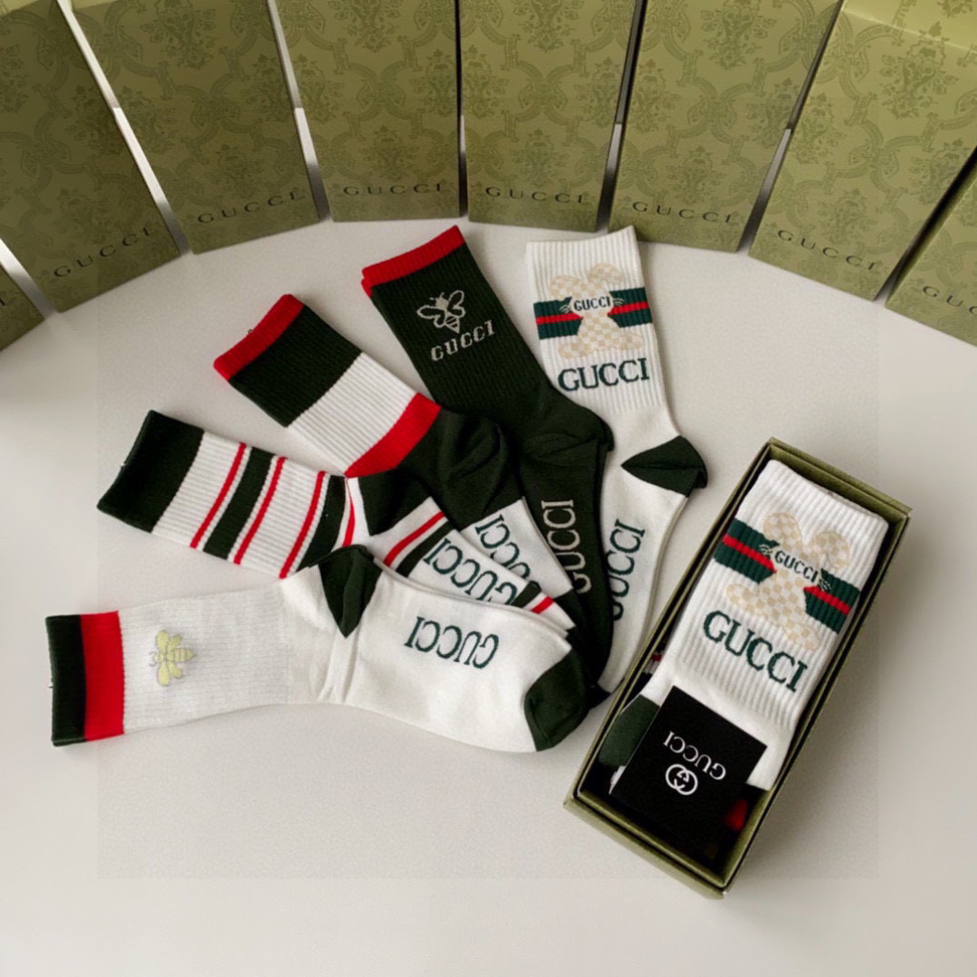  💛配专柜包装
Gucci（古驰）新款中长款堆堆袜袜子！一盒五双，专柜同步筒袜袜子，💛大牌出街，潮人必备
